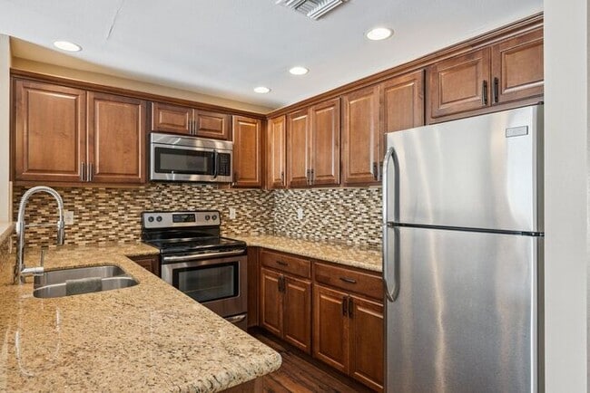 Building Photo - Cozy 2-bedroom, 1.5-bath townhome