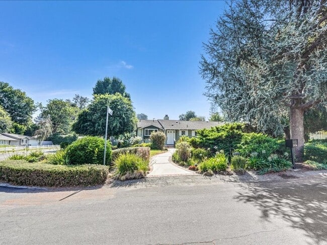 Building Photo - Welcome to this charming 3-bedroom, 2-bath...