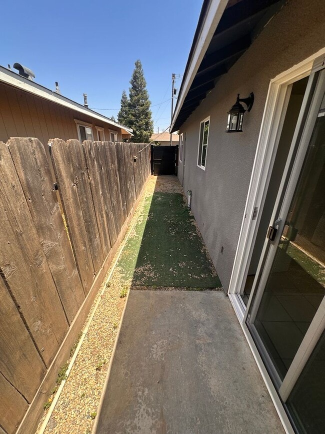 Building Photo - Duplex Home Available Now!