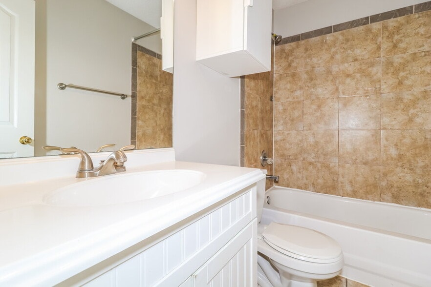 Building Photo - 9441 Club Walk Ct