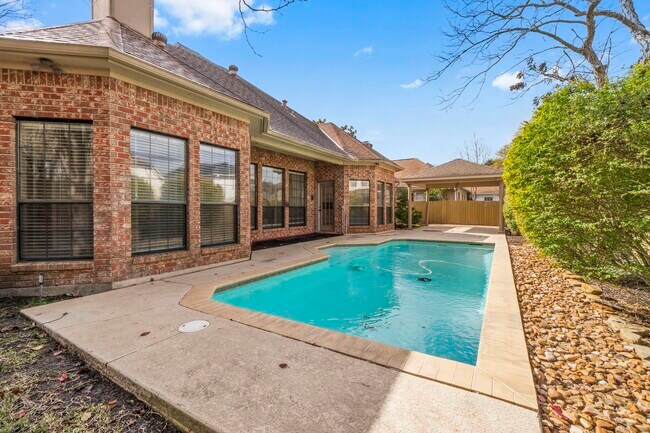 Building Photo - 590 Edgewood Dr