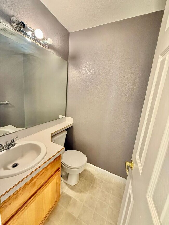 Building Photo - 3 Bedroom 2.5 Bath Townhome with 1 car gar...