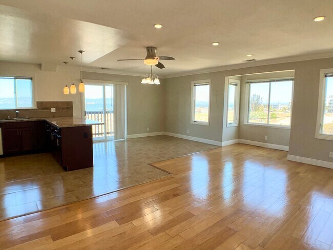 Building Photo - Updated TOP FLOOR 2BR/2BA FLAT! IN-UNIT LA...