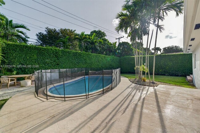 Building Photo - 1237 Aduana Ave