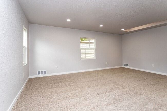 Building Photo - Beautifully Refurbished Home Near Downtown...