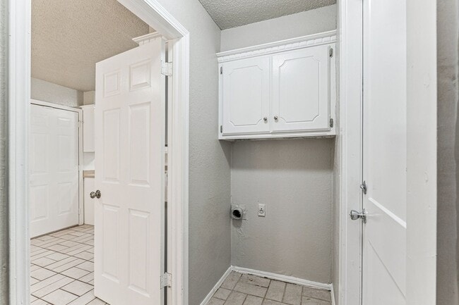 Building Photo - Beautiful brick 3 bedroom, 2 bath, 2 car g...