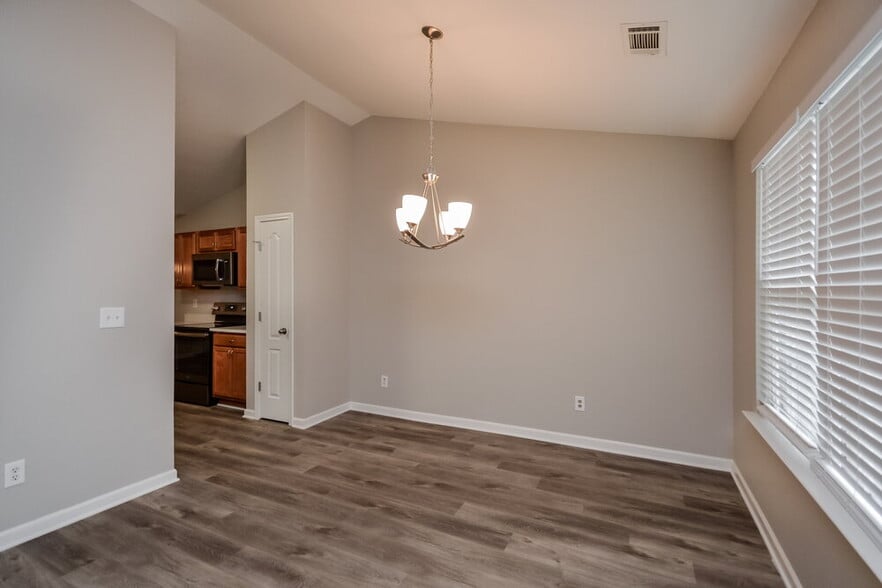 Building Photo - 245 Lakeside Point