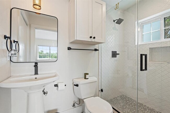 Building Photo - 2205 S L Davis Ave