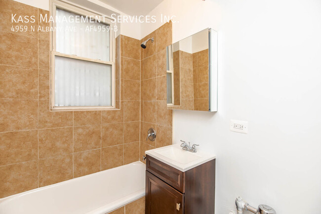 Building Photo - Charming and Spacious 1 bed for rent! Heat...