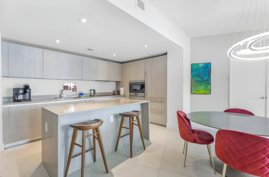 Building Photo - 4011 S Ocean Dr