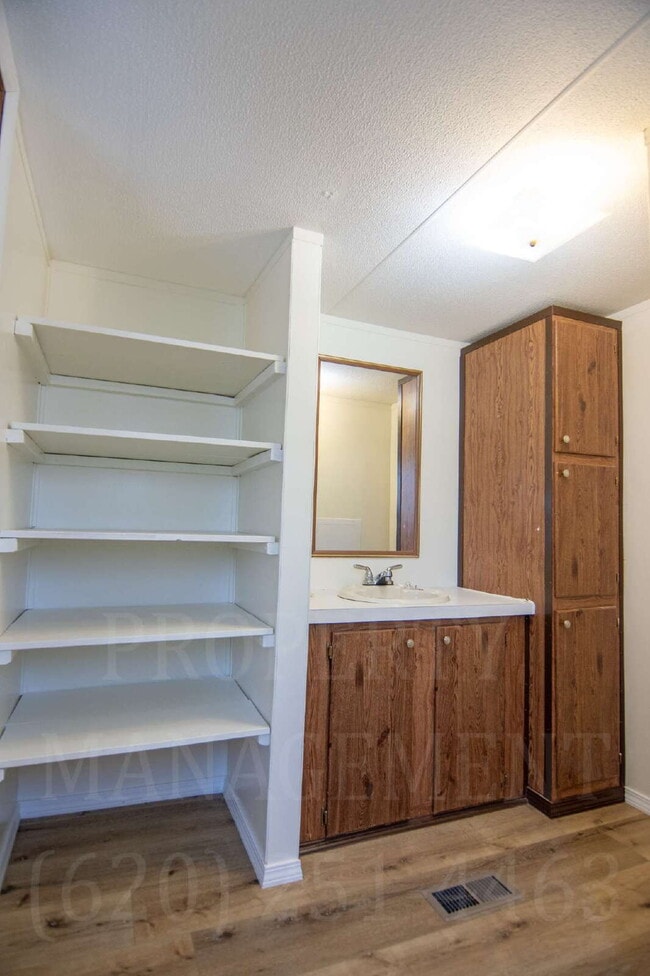 Building Photo - 2-Bed 2-Bath