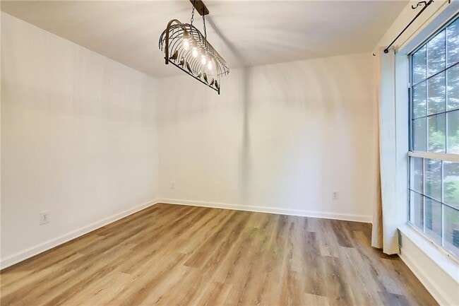 Building Photo - 3347 Camens Way NE