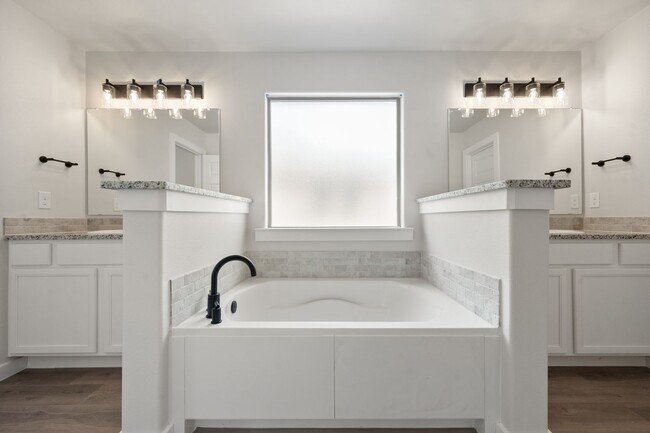 Building Photo - Pre leasing for July: 4-Bedrooms, 2-Bathroom