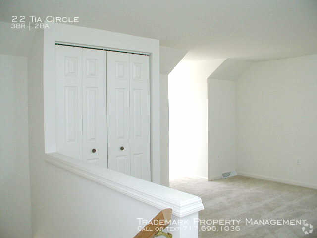 Building Photo - Spacious End of Row Town Home