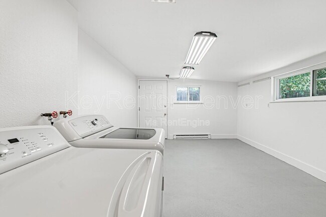 Building Photo - 400 Lily Ln