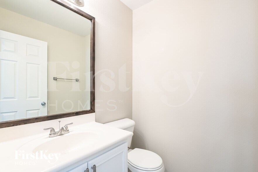 Building Photo - 5717 Old Colony Dr