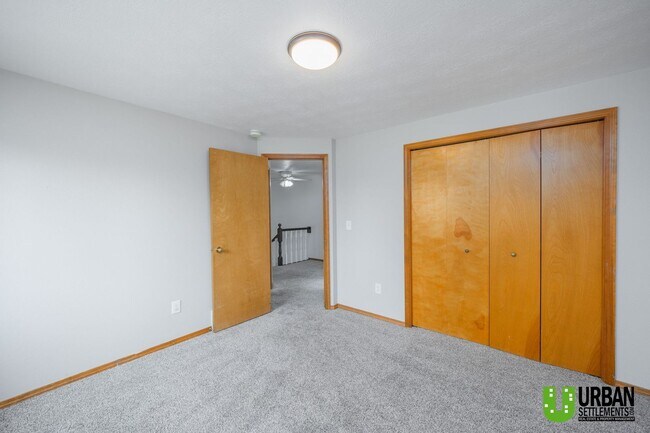 Building Photo - Spacious 4 bedroom and 3 bathroom house fo...