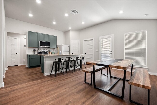 Building Photo - 2126 Langford Ave