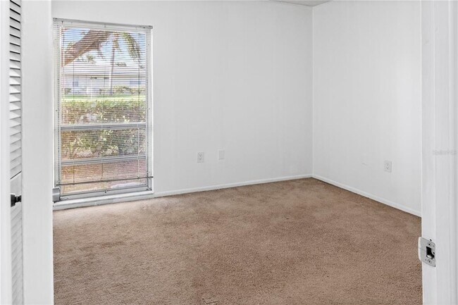 Building Photo - 7304 W Country Club Dr N