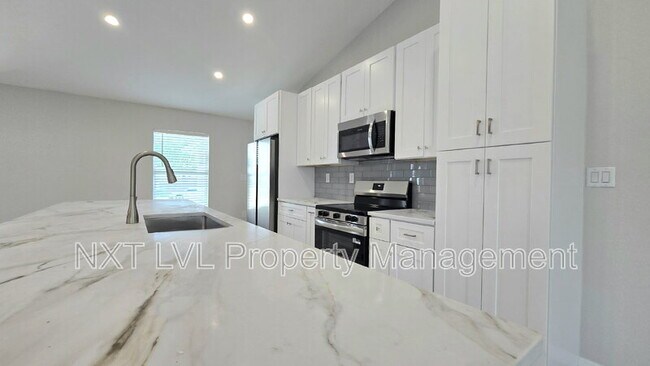 Building Photo - 423 NE 31st St