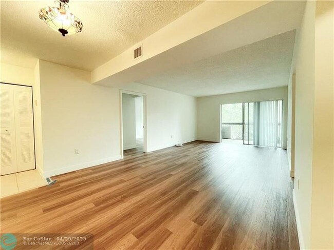 Building Photo - 711 N Pine Island Rd