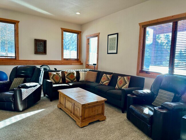 Building Photo - 33 Timberline Dr