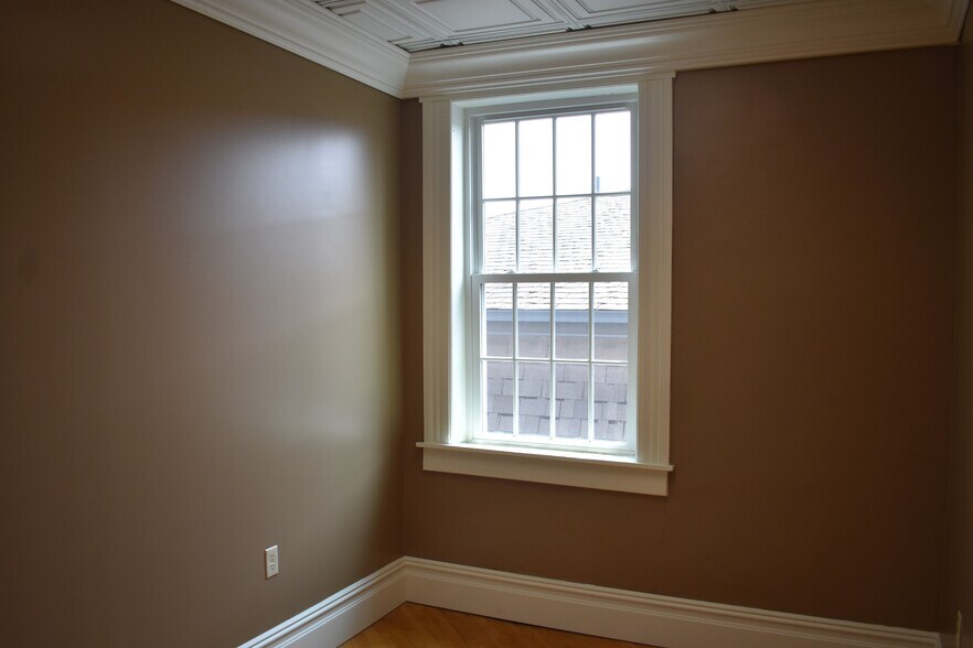 Building Photo - 270 Pleasant St