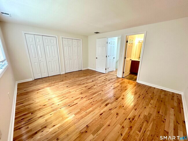 Building Photo - 20 Oak Ridge Dr
