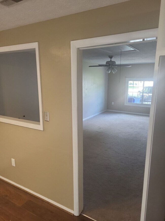 Building Photo - Lovely Updated 3-Bedroom Home with Spaciou...