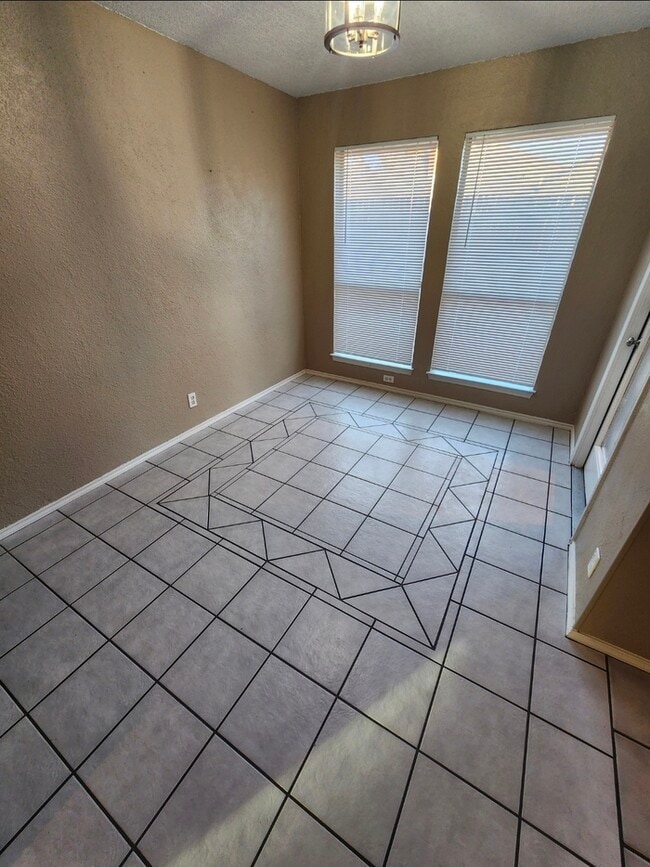 Building Photo - 3 bed 2 bath 2 car garage