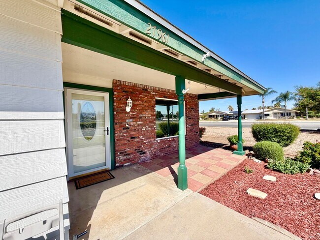 Building Photo - Charming Sun City 55+ Community 2 Bedroom Home with Bonus Sunroom Space