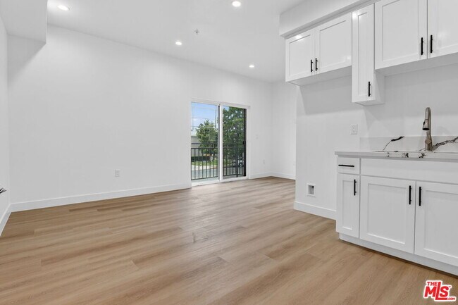 Building Photo - 11446 Oxnard St