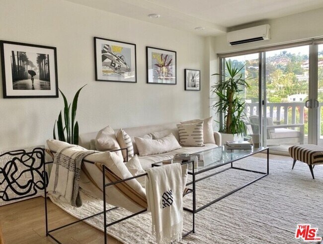 Building Photo - 999 N Doheny Dr