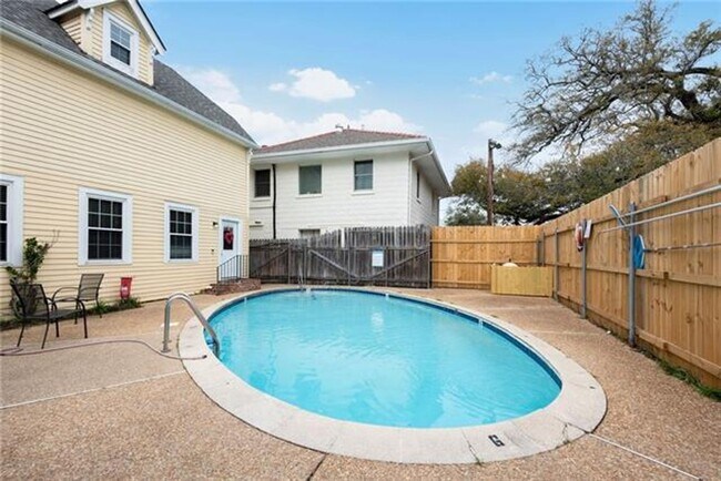 Building Photo - St Charles Ave 1BR with OFF STREET parking...