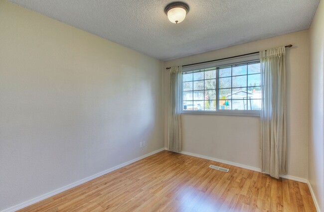 Building Photo - Cheery 3bedroom/1bath Rambler in Federal Way