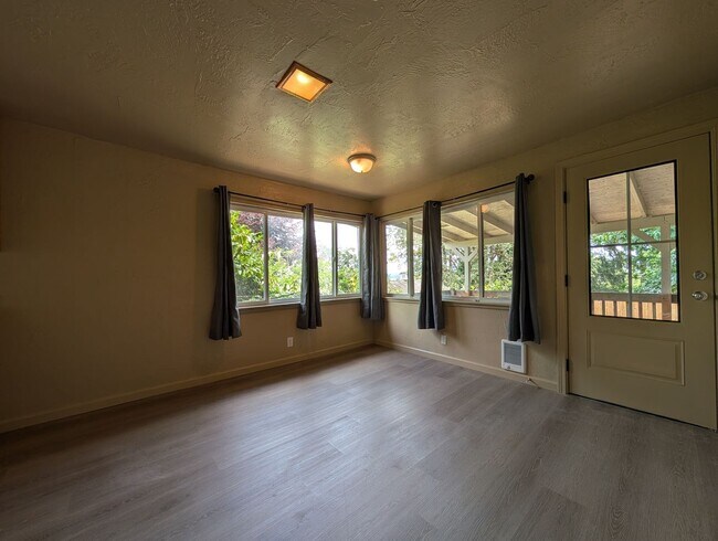 Building Photo - Great 3 bed/1bath home in Springfield!