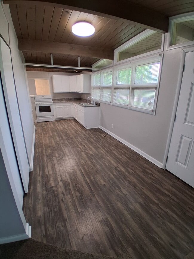 Building Photo - Spacious home near school in a quiet neigh...