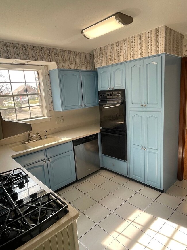 Building Photo - Spacious 4BD Home in Metairie, with Driveway and HUGE Fenced in Backyard