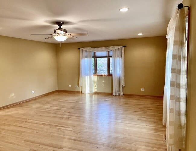 Building Photo - Magnificent 4 Bed / 4.5 Bath Elmhurst Home...