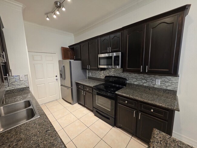 Building Photo - 16020 Fountainview Dr