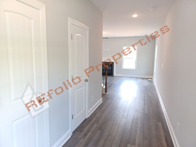 Building Photo - Lovely 4 BD 2-Car Garage Home @ Cottages a...