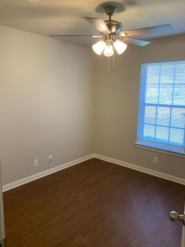 Building Photo - 3 bedroom 2 bath brick home