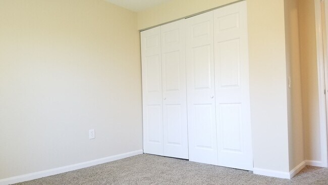 Building Photo - End Unit townhouse in established Frederick neighborhood ready for you!