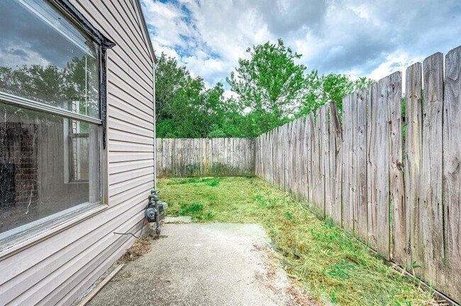 Building Photo - 9303 Kingsflower Cir
