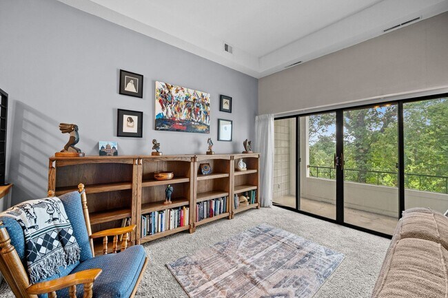 Building Photo - 2bed 2 bath contemporary condo overlooking the Waveland Golf Course