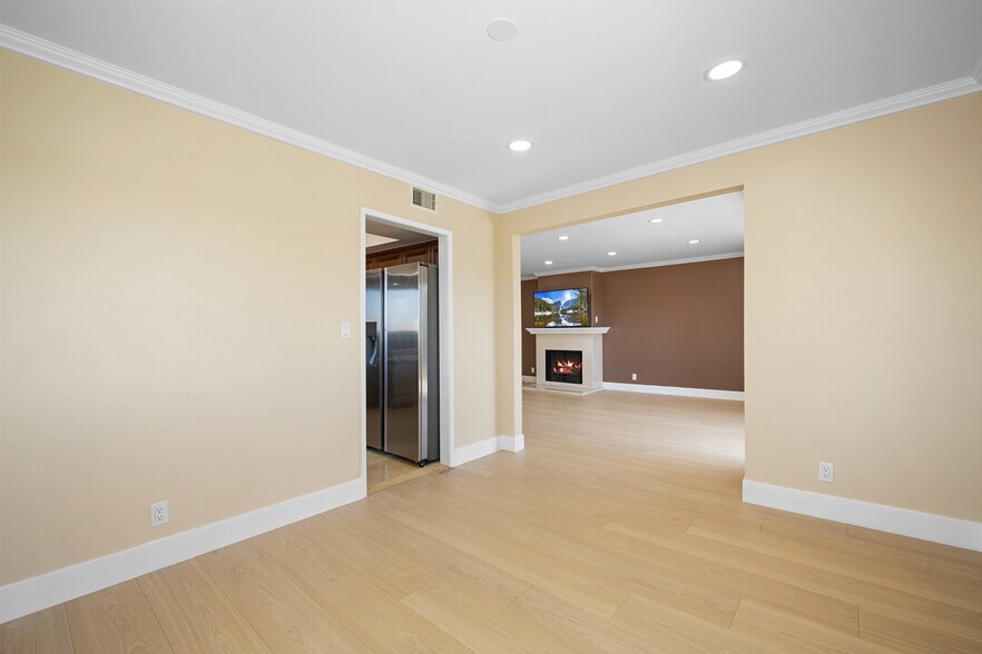 Building Photo - 635 E Elmwood Ave