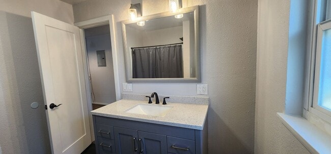 Building Photo - $500 MOVE-IN CREDIT! Updated Home with lot...