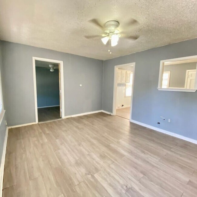 Building Photo - Handyman Special $0 First Month's Rent / “You fix, you SAVE BIG!!” Contact Mayshell for details: ...