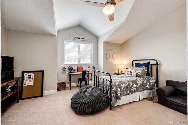 Building Photo - Lage & Beautiful 4 bedroom Townhome in Aurora