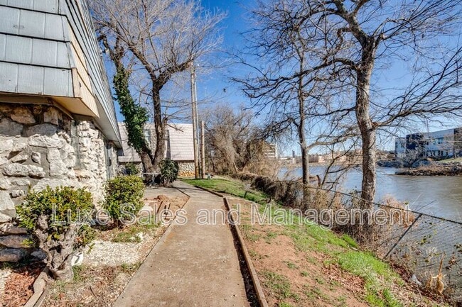 Building Photo - 6048 NW Expressway